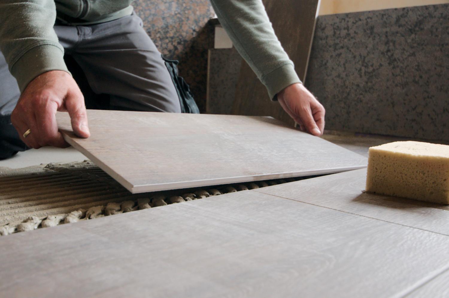 TwooDoo - Fliesenleger bei der Arbeit