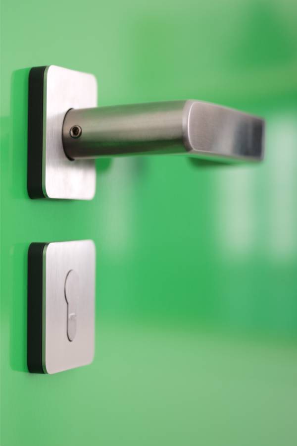 Türdrücker an grüner Feuerschutztür