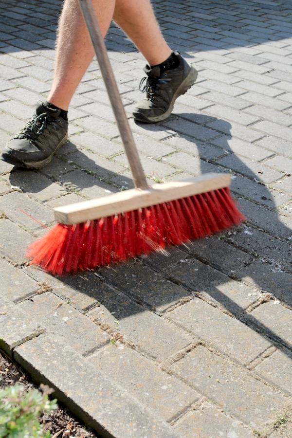 Straßenbesen auf Pflasterstein
