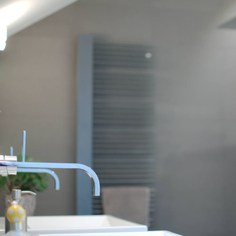 Wasserarmatur in Badezimmer